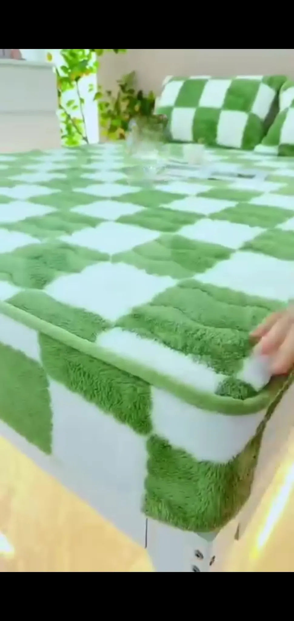 Checkered Super Soft Luxurious Warm Blanket for Couch Reversible Blanket for Bed Sofa 50x60 Inches Checkered Pattern Green and White