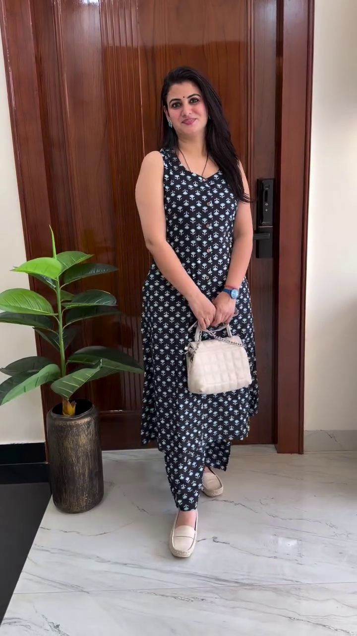 Black & White Striped Designer Kurta Set - Image 4